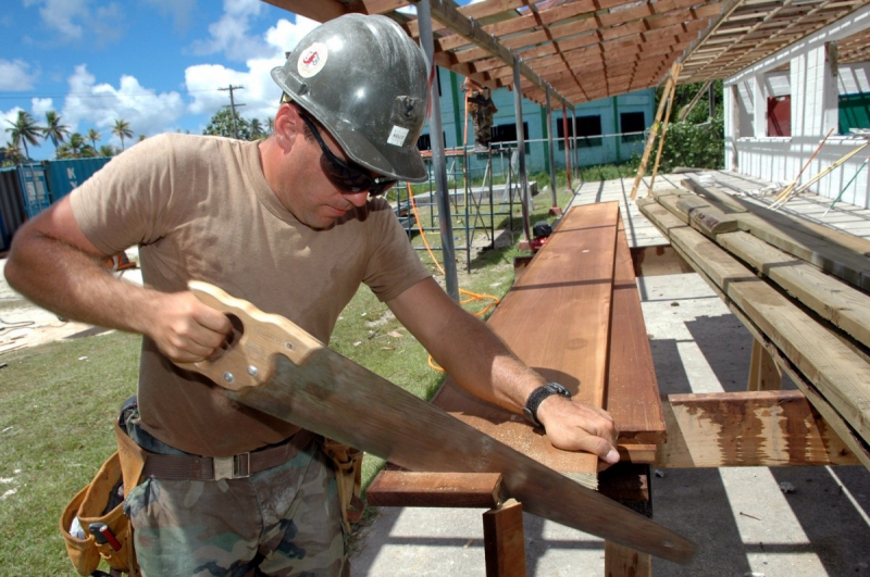 menuisier-LA ROQUETTE SUR VAR-min_worker_construction_building_carpenter_male_job_build_helmet-893290